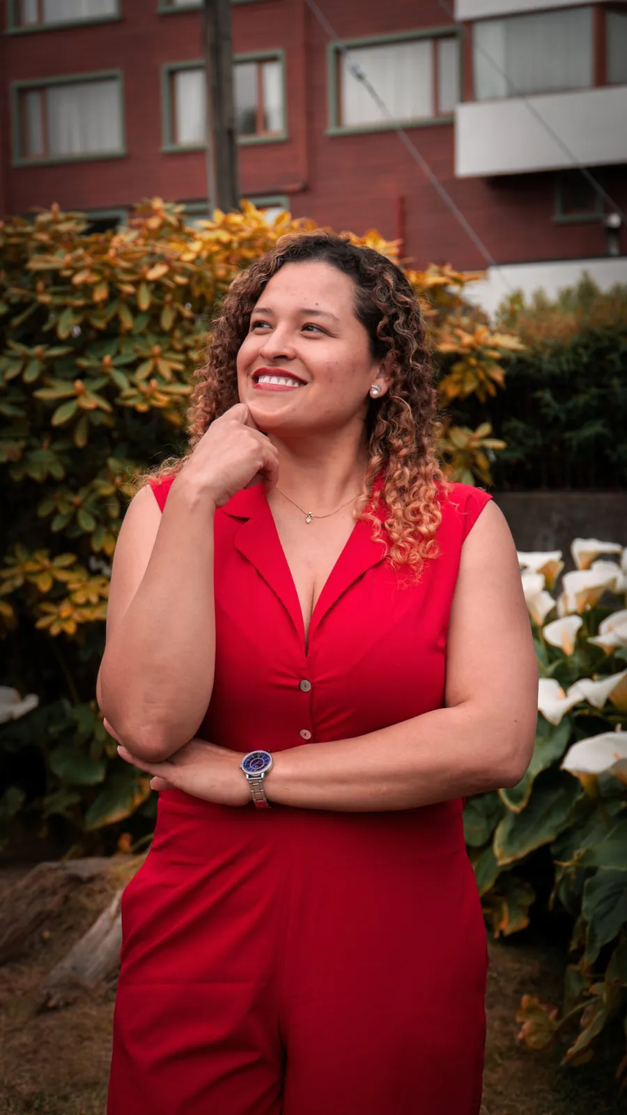 Marcela Quiros García sonriendo, con enterito rojo