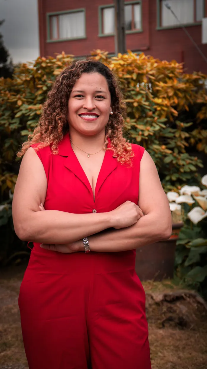 Marcela Quirós sonriendo, con enterito rojo